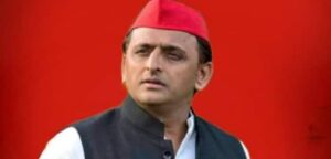 Police Deployment in Priest Disguise at Kashi Vishwanath Temple Sparks Political Controversy; Akhilesh Yadav Raises Questions, Demands Action