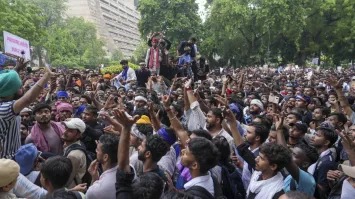 Jantar Mantar Protest Live: Delhi Police Barricade Roads, Protesters Continue Sit-In